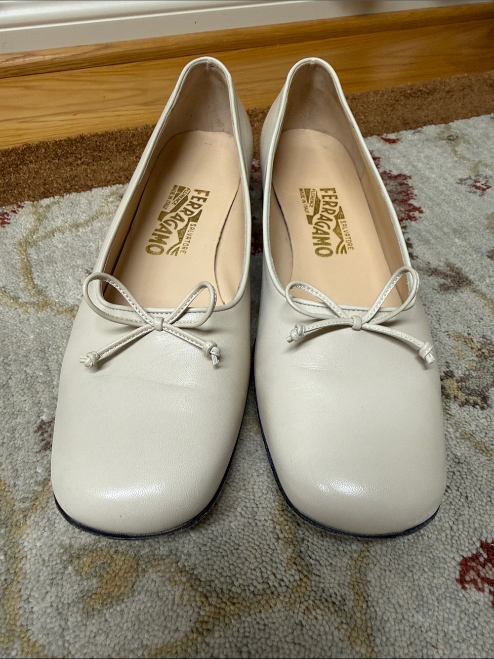 Salvatore Ferragamo Toul style Cream Leather Bow shoes